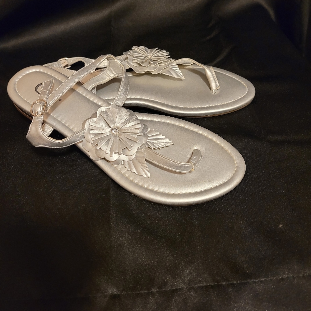 Women’s Cato Silver Sandals Size 9W